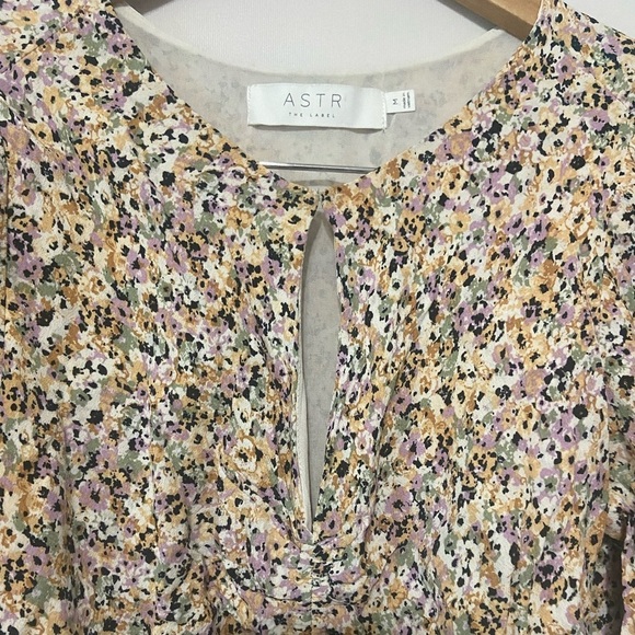 ASTR the label flutter sleeve keyhole front ruched floral blouse LIKE NEW sz M - Picture 8 of 9